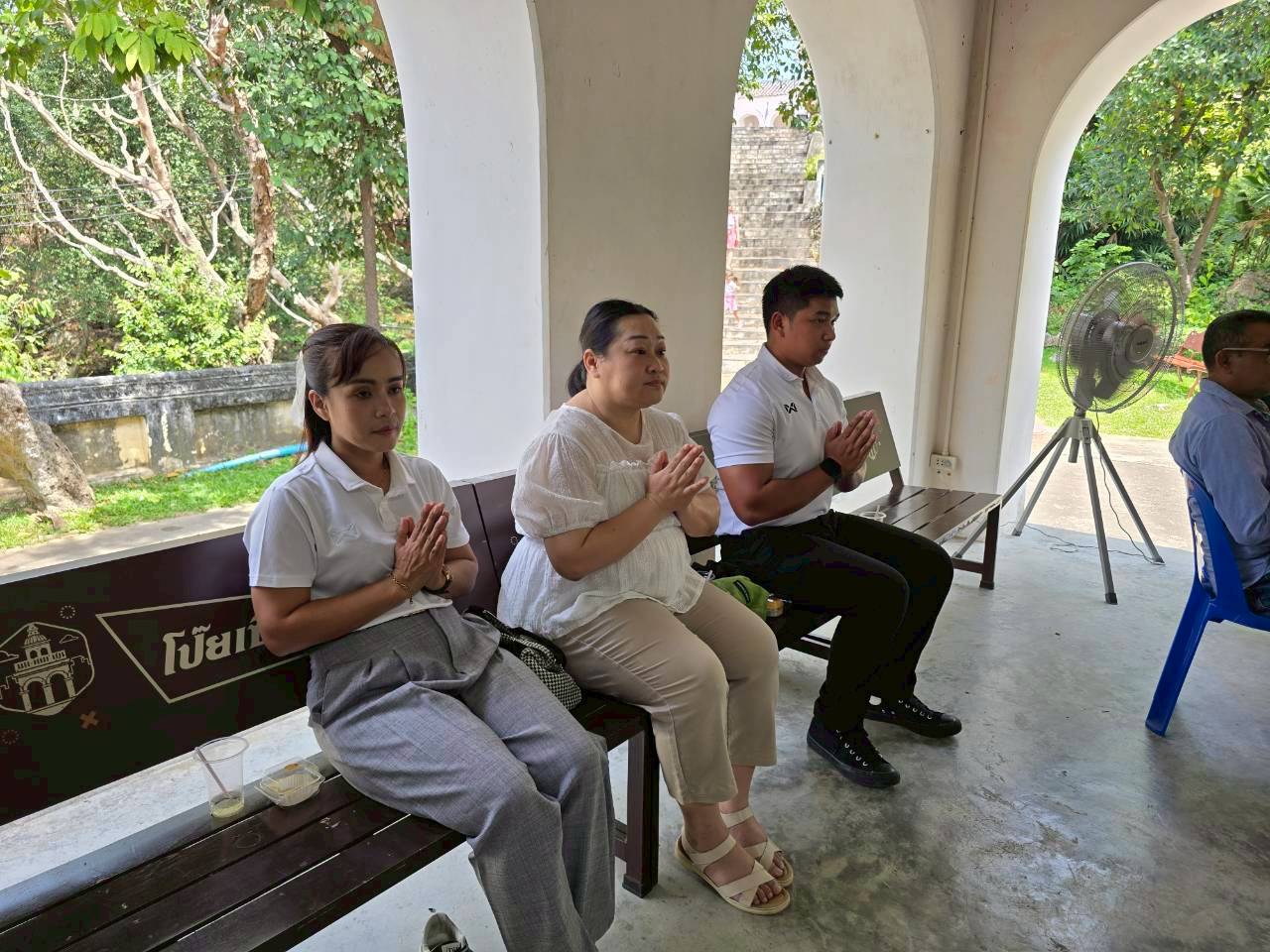 title - ปฏิรูปที่ดินจังหวัดเพชรบุรี พร้อมด้วย เจ้าหน้าที่ ส.ป.ก.เพชรบุรี ร่วมรับฟังพระธรรมเทศนาในกิจกรรมวันธรรมสวนะ เพื่อสืบสานพระพุทธศาสนา ตามรอยธรรมพระบาทสมเด็จพระจอมเกล้าเจ้าอยู่หัว